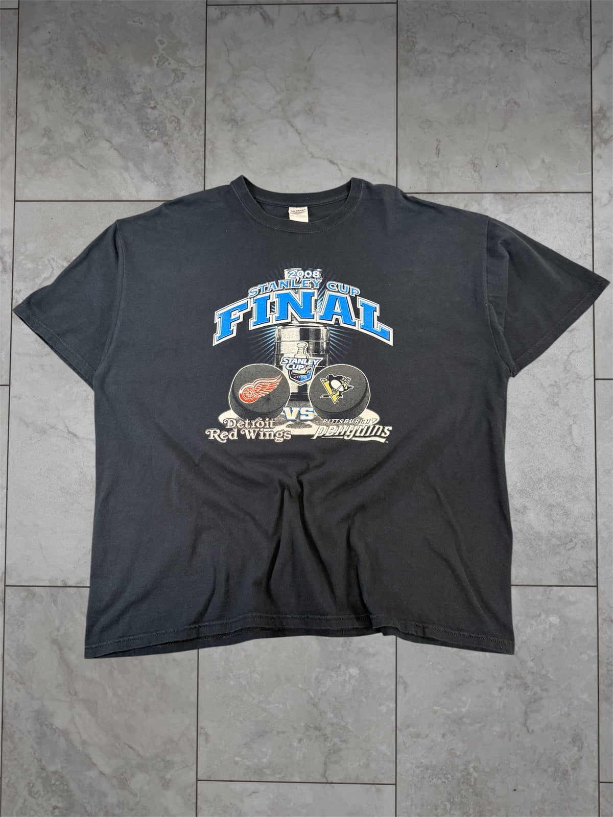 (XXL) 2008 Penguins Stanley Cup Final vs. Red Wings Graphic Tee