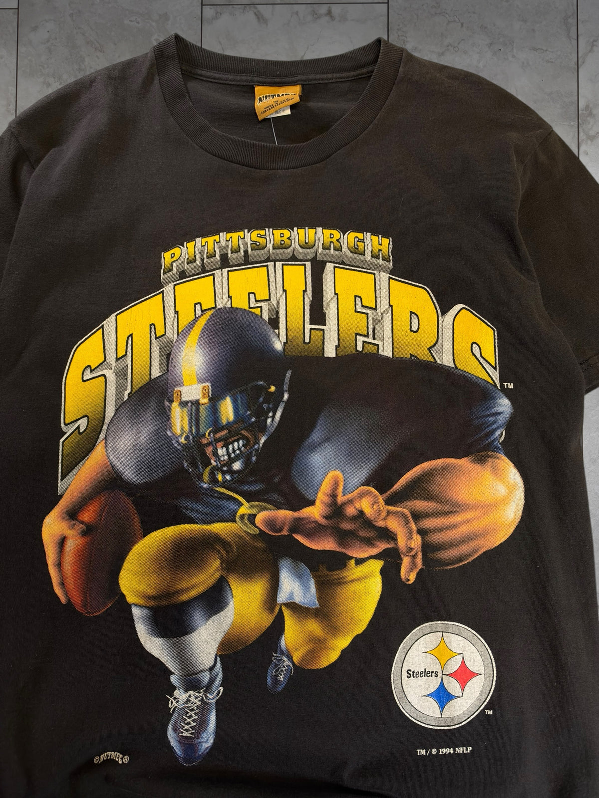 (S/M) 1994 Steelers Jumping Player Graphic Tee