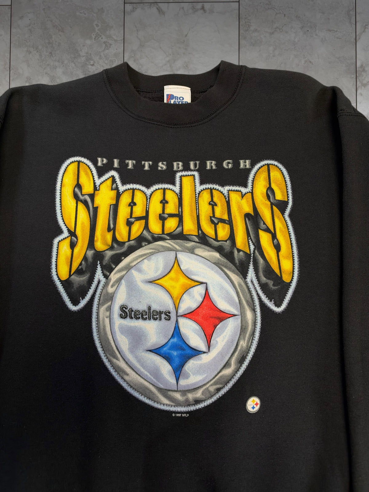 (L) 1997 Steelers Arch Text + Logo Graphic Crewneck